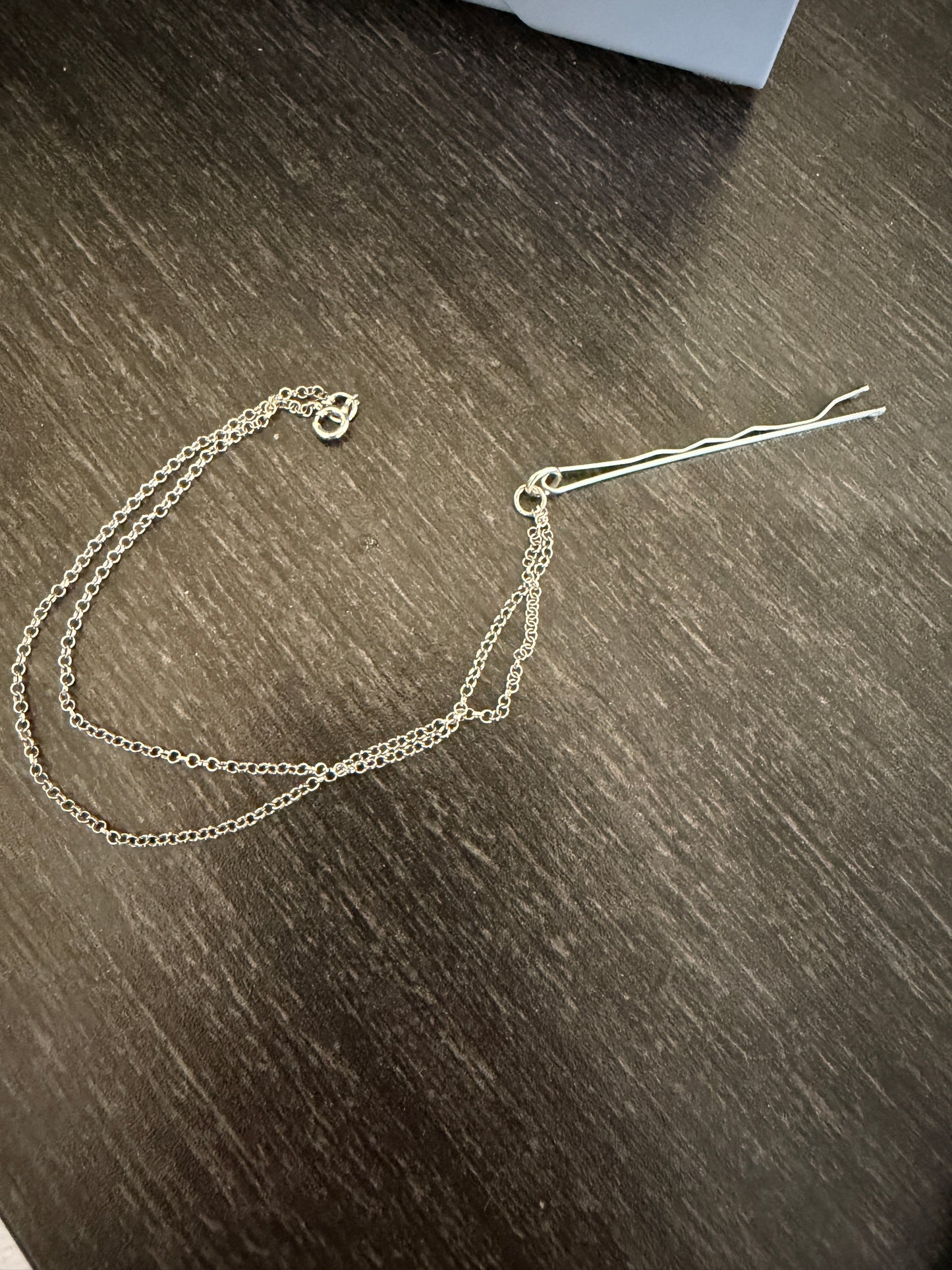 Pasador de pelo DM y cadena doble