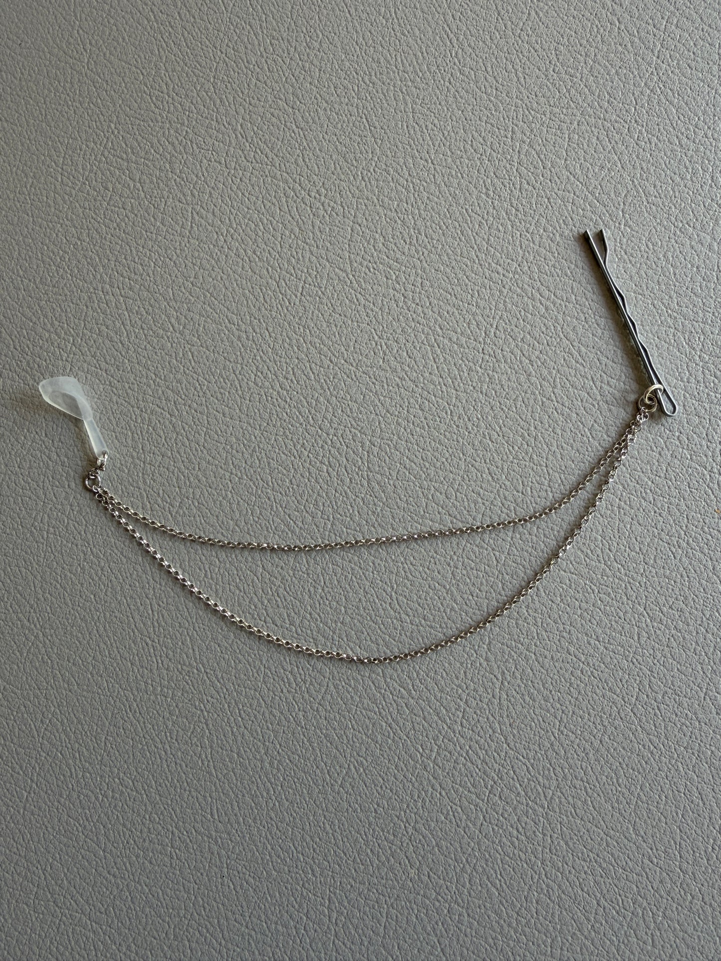 Pasador de pelo DM y cadena doble 