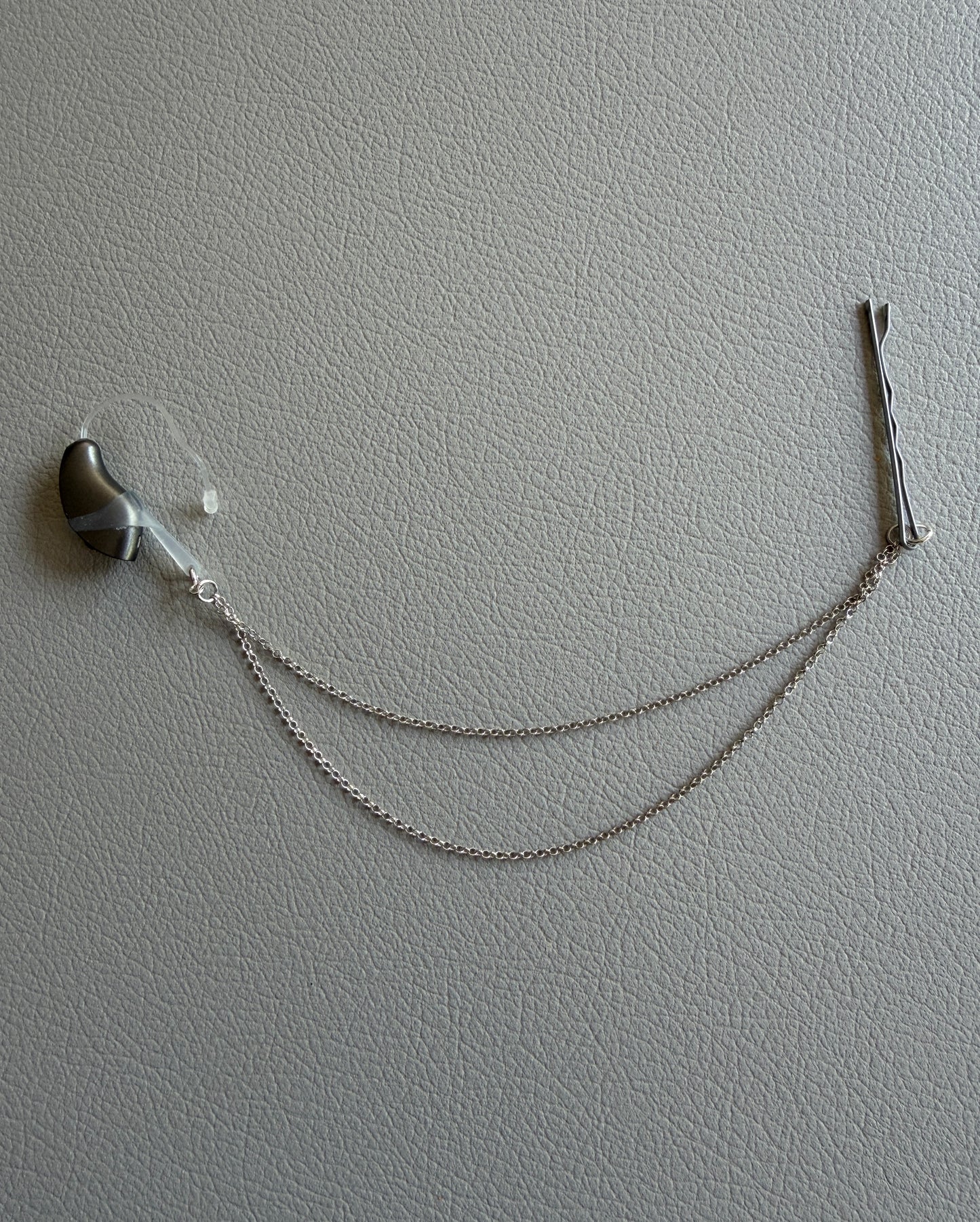 Pasador de pelo DM y cadena doble 